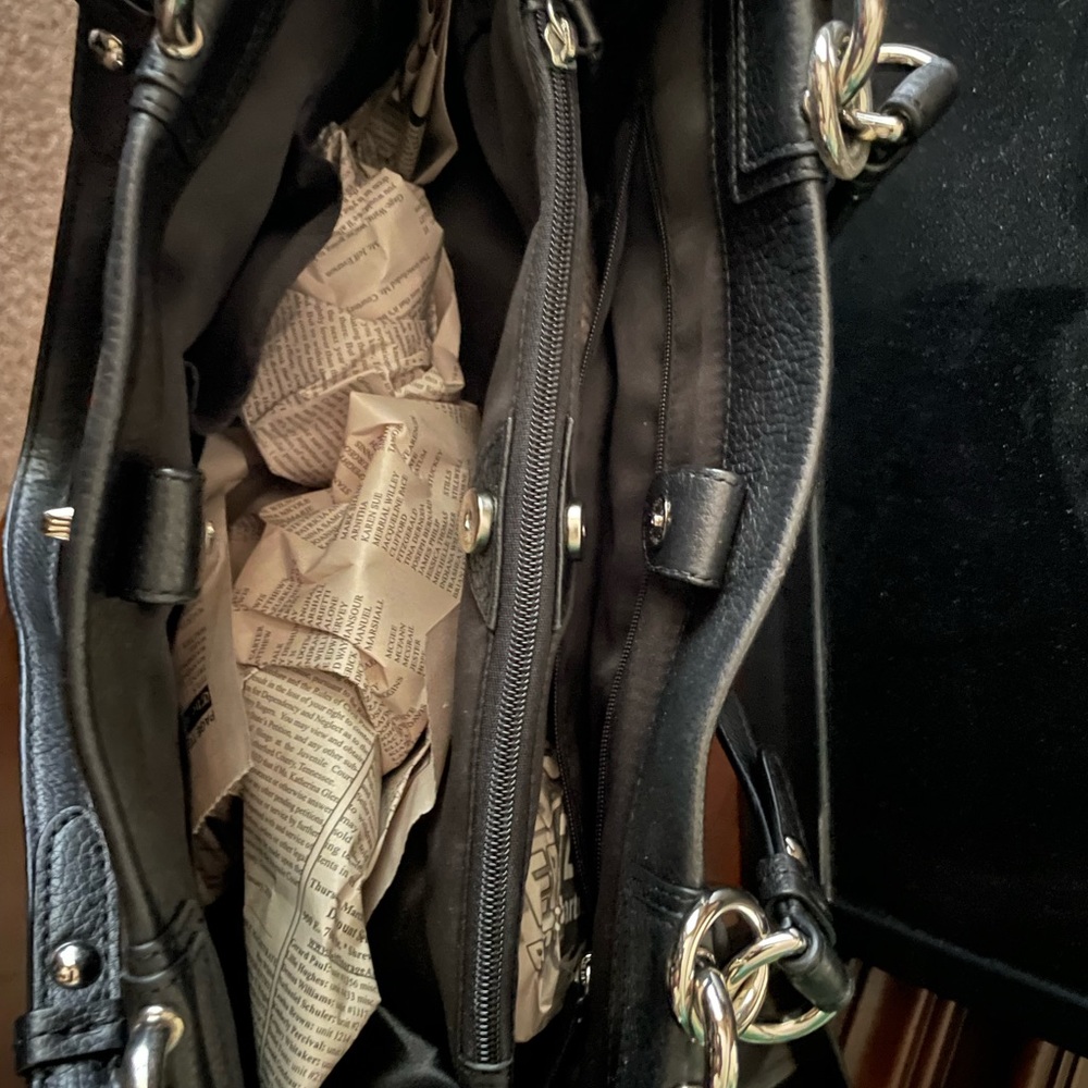 COACH Penelope Carryall 100% AUTHENTIC Color: Black
Leather handbag - Like New - Picture 13 of 16
